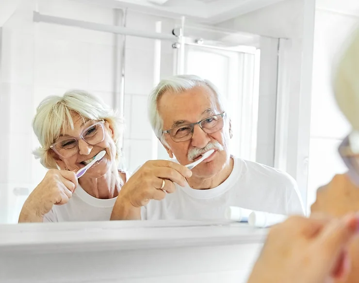 Sourire après 60 ans : comment maintenir vos dents fortes et saines