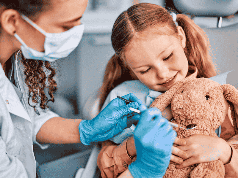 La première visite chez le dentiste pour votre enfant : comment préparer un enfant et pourquoi elle joue un rôle essentiel dès le plus jeune âge ?